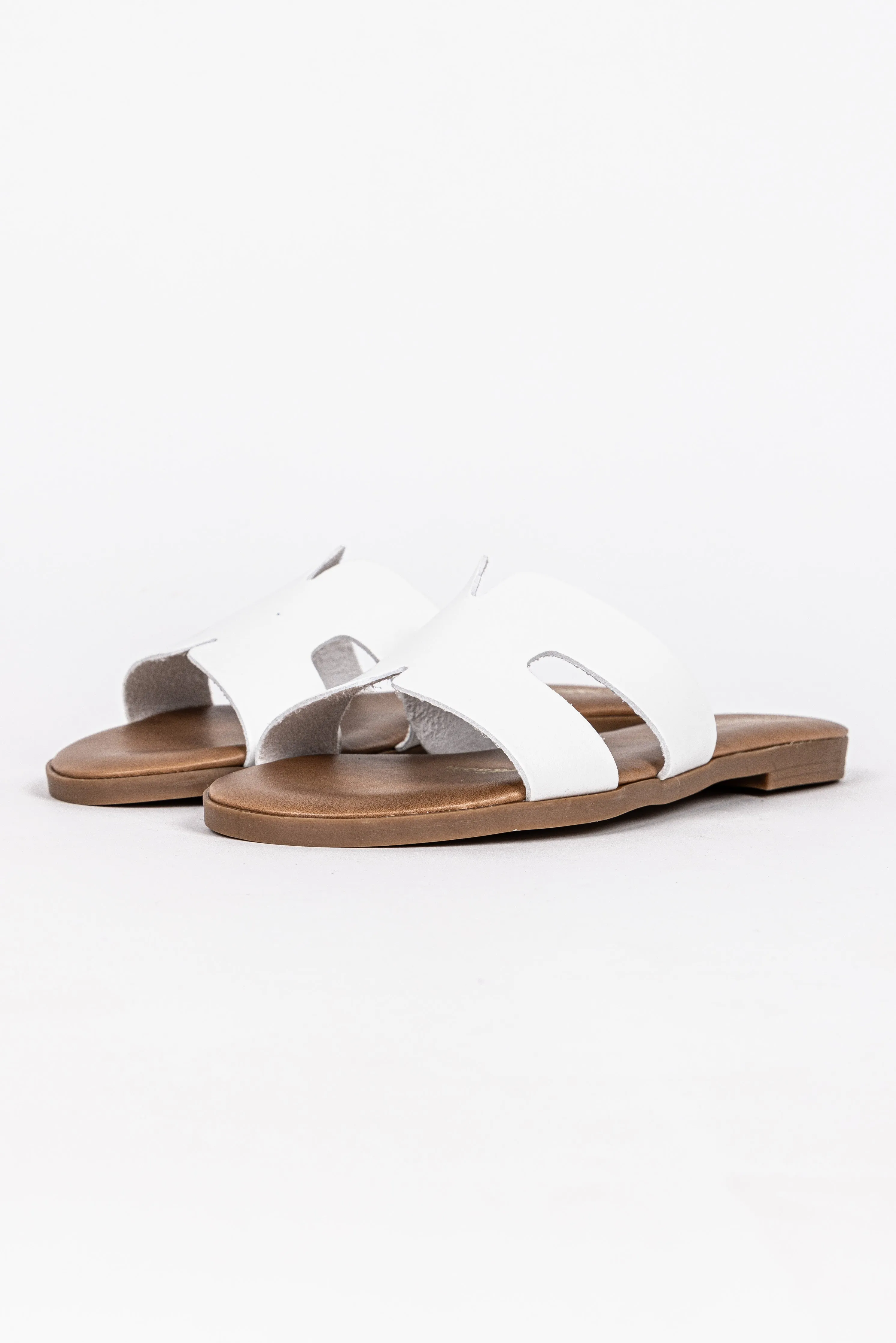 LEATHER FLAT SANDALS